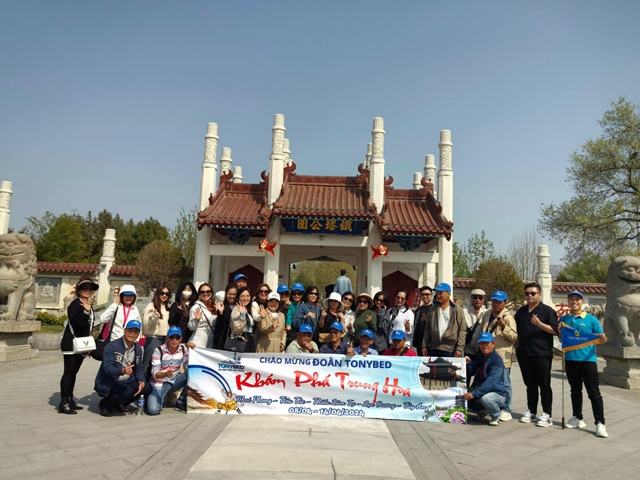 doan-du-lich-Tonybed-tham-quan-thap-sat