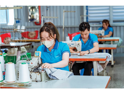 Giới thiệu 2 cong nhan dang lam viec tai nha may